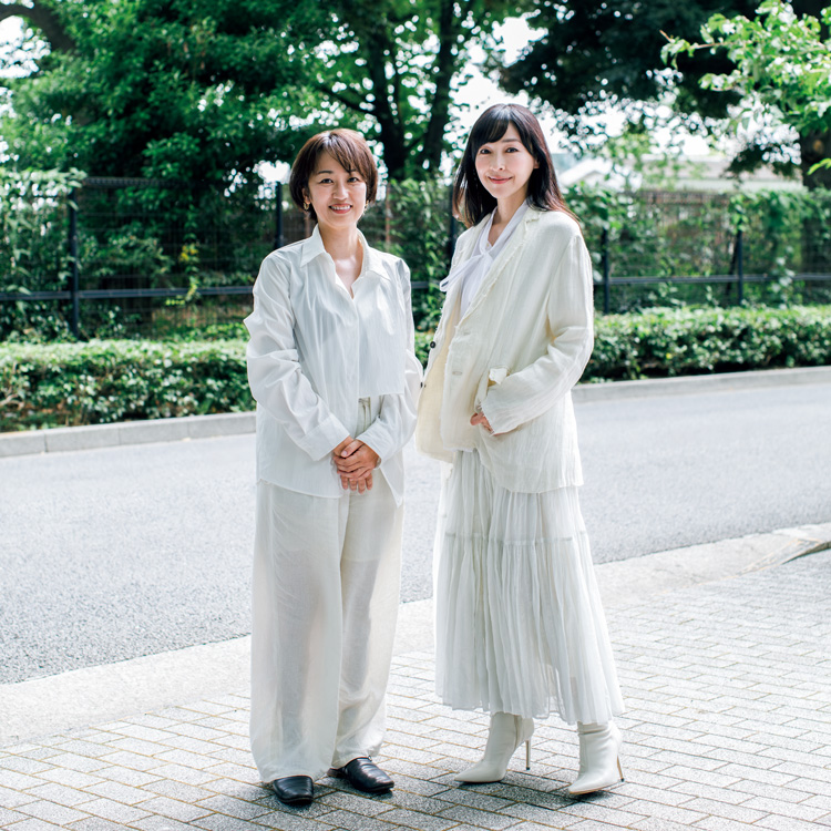 緊張感のある、でも幼馴染みのような2人。麻生久美子と横浜聡子監督が、映画『海辺へ行く道』で三度目のタッグ