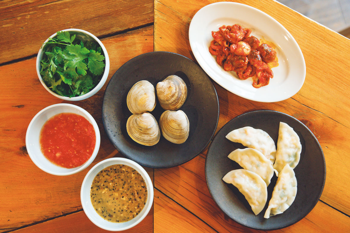 おすすめの追加具材は右上の麻辣イイダコ、右下の海老しそ水餃子