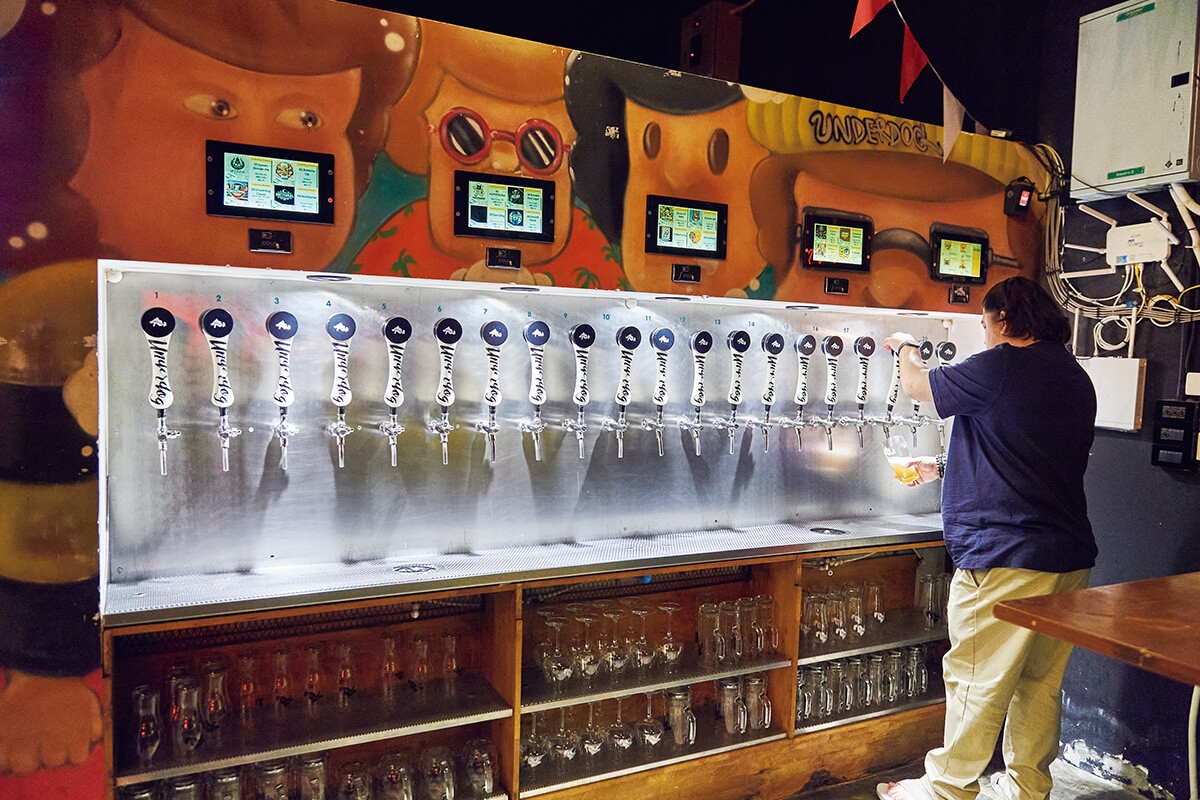 バンコク〈アンダードッグ・マイクロブルワリー〉店内セルフタップ
