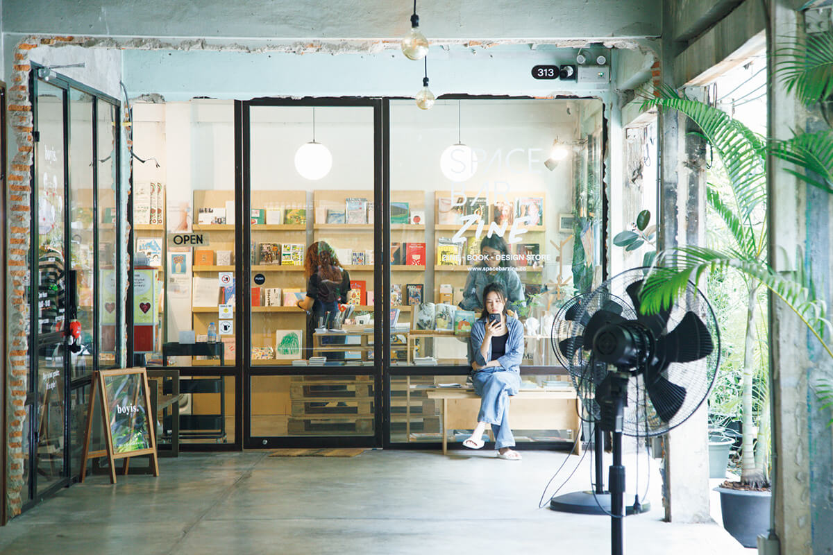 バンコク〈スペースバー・ジン・ストア〉外観