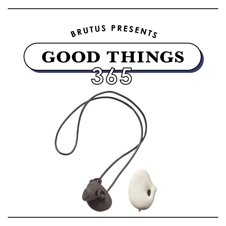 温かみのあるセラミック製。〈éphēlis〉 × 〈YLÈVE〉のネックレスチャームとブローチ：GOOD THINGS 365