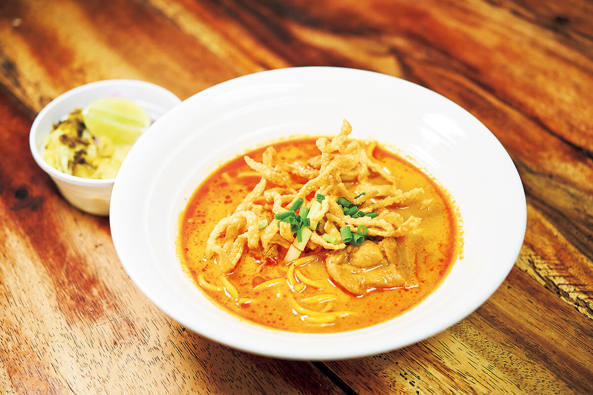 バンコク〈クイッティアオ・シップソーン・パンナー〉カレースープ