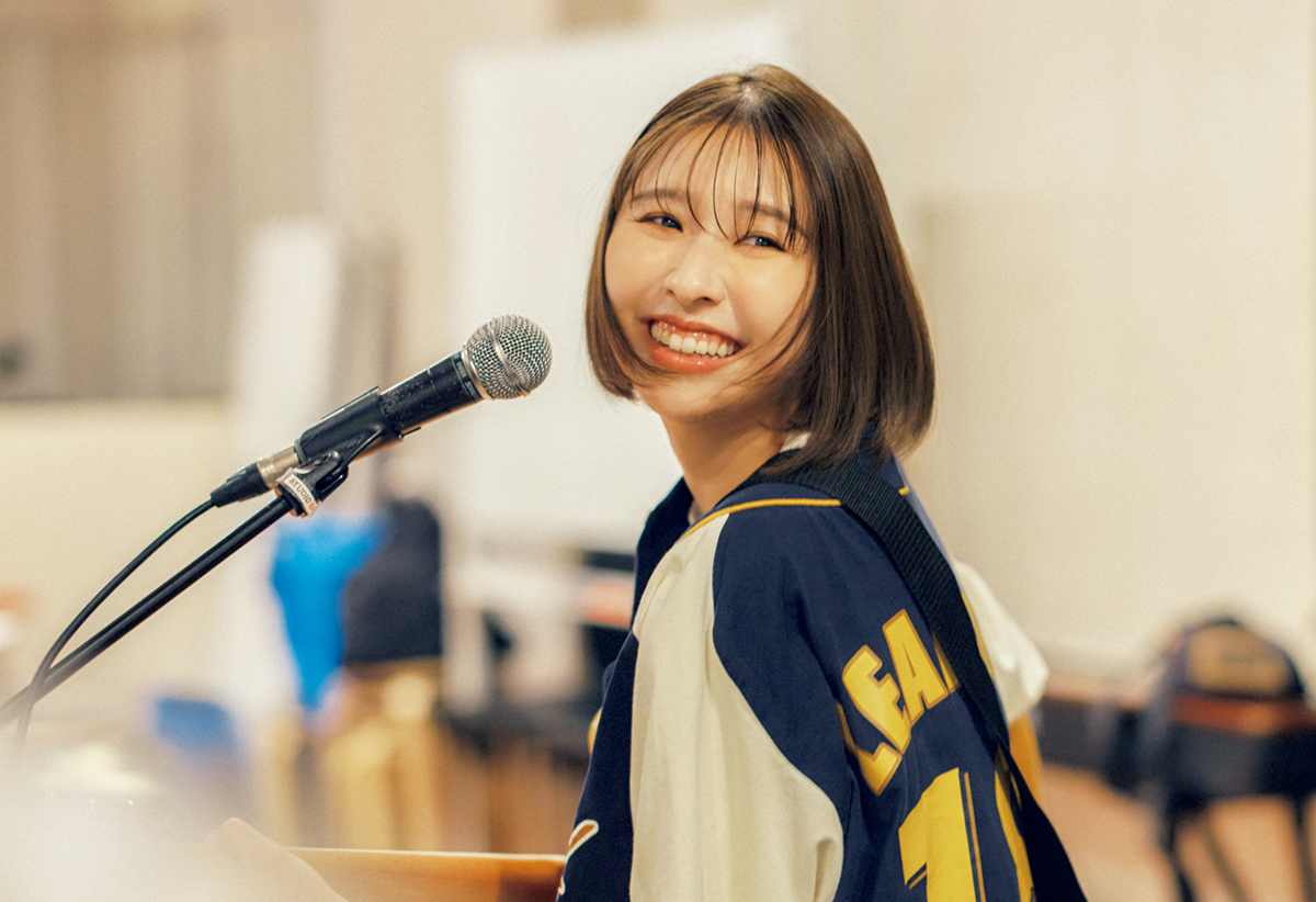 写真集『しおどき』収録の玉井詩織がマイクに向かっている写真