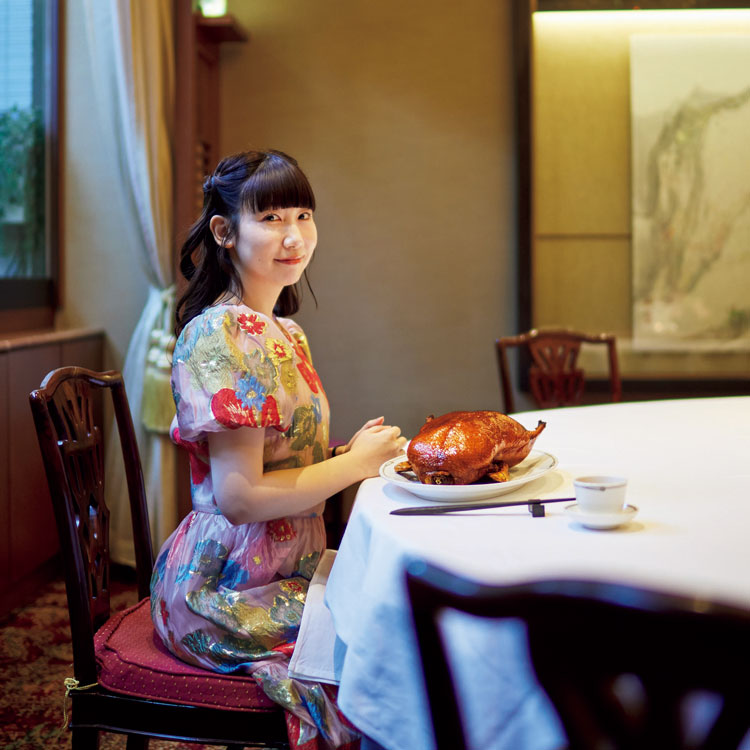 根本宗子が訪ねる〈中国飯店 市ヶ谷店〉。美味しい北京ダックに入ったあのカリカリは、なんですか？