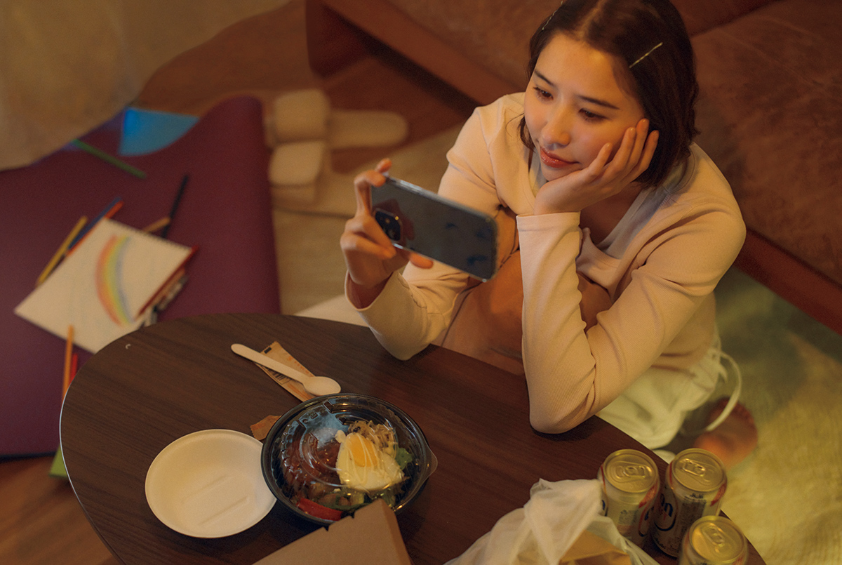 写真集『しおどき』収録の玉井詩織がスマートフォンを眺めている写真