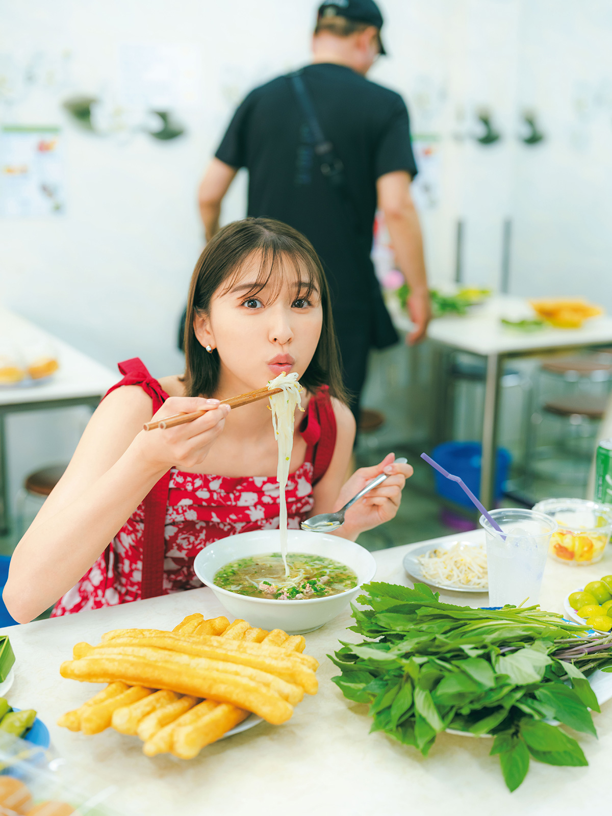 写真集『たまゆら』収録のベトナムで撮影されたフォーを食べる玉井詩織の写真