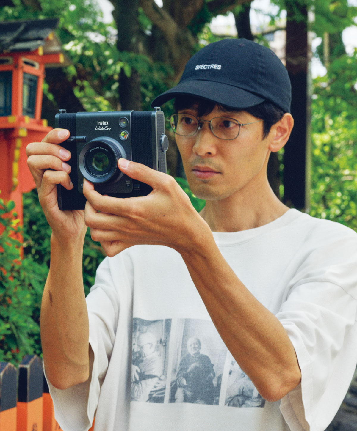 FUJIFILM instax WIDE Evo™ で撮影をする、写真家のトヤマタクロウ
