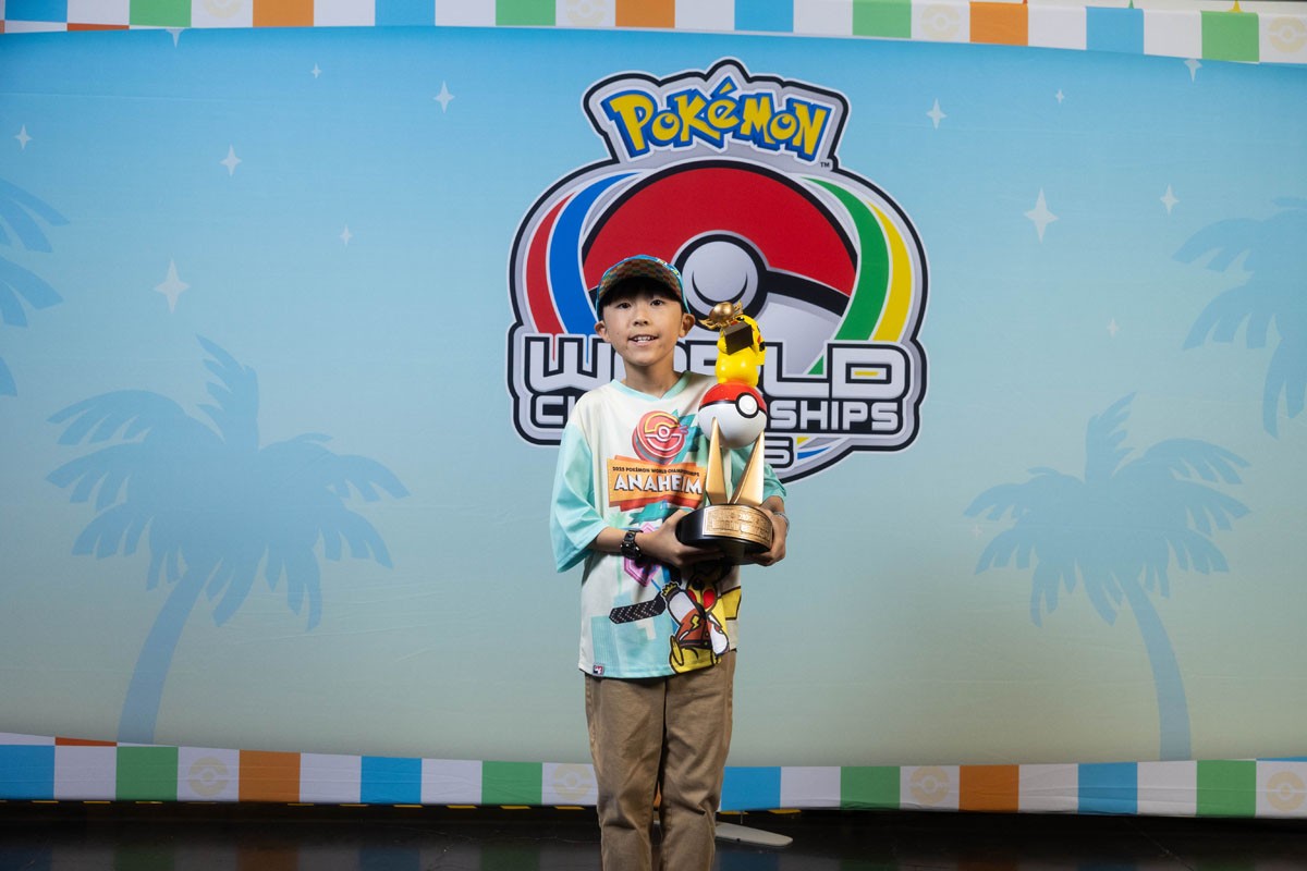カードゲーム部門のジュニアディビジョンで優勝したオキタ ユウヤ選手