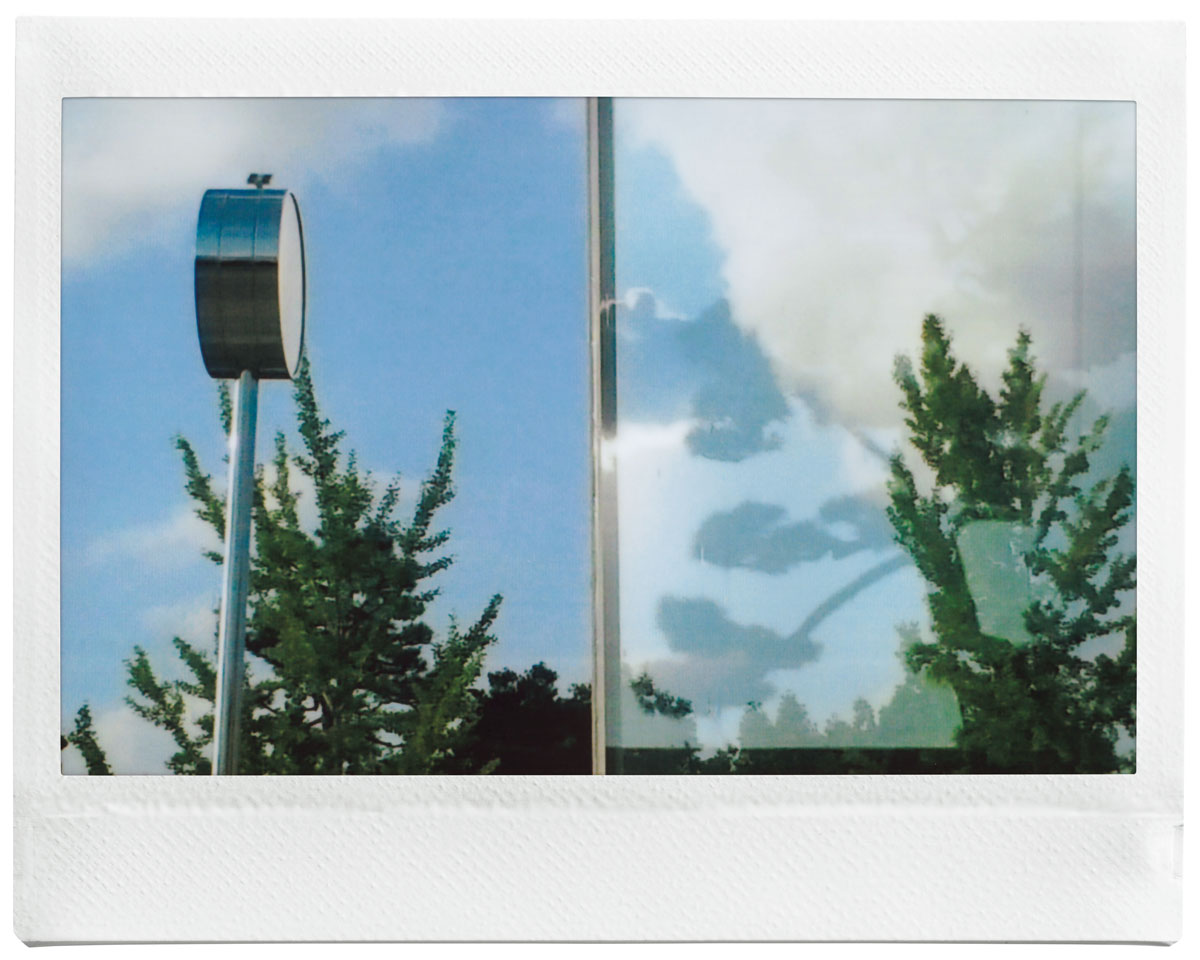 FUJIFILM instax WIDE Evo™で撮影をした京都の街中にあった時計とガラスの建築物