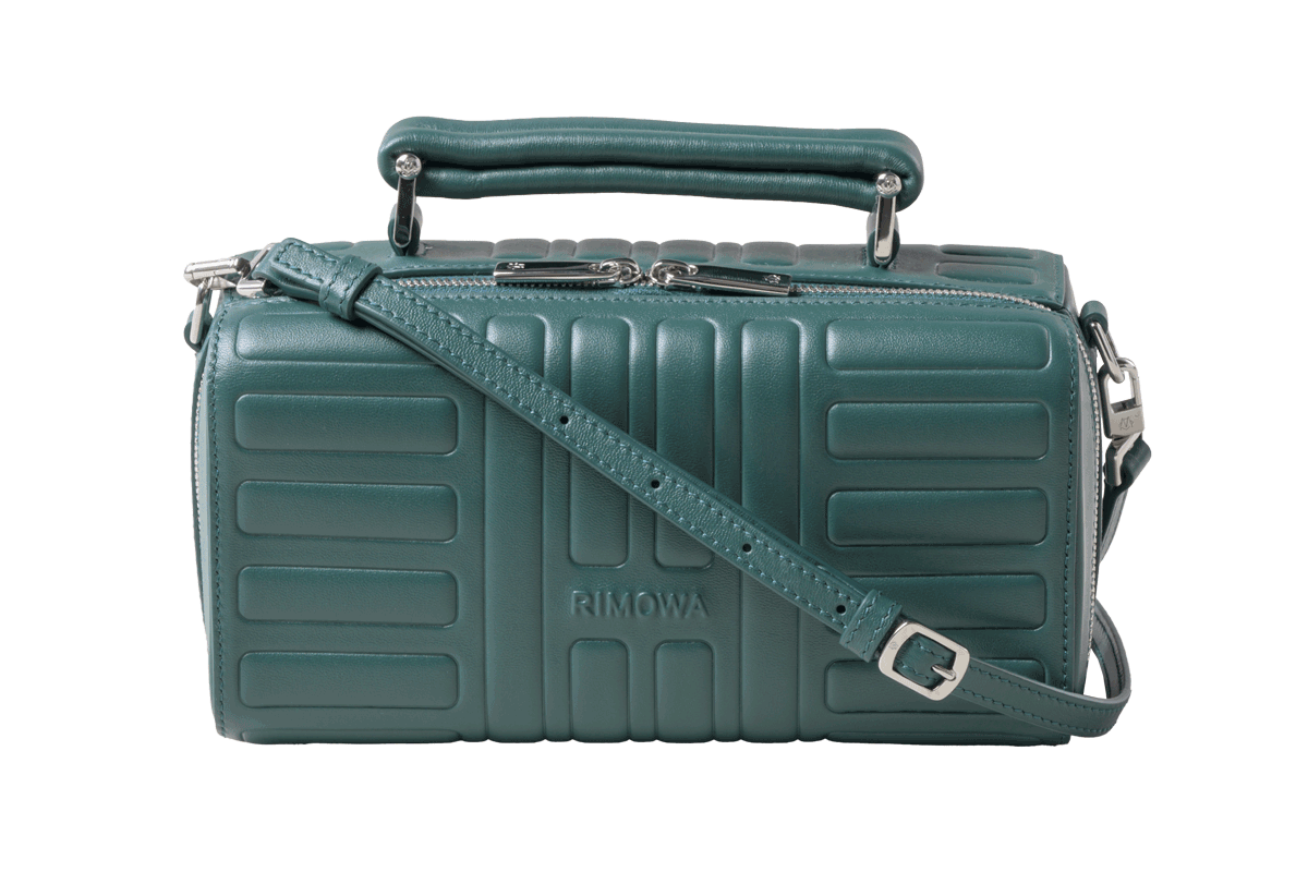 〈リモワ〉のレザーバッグ