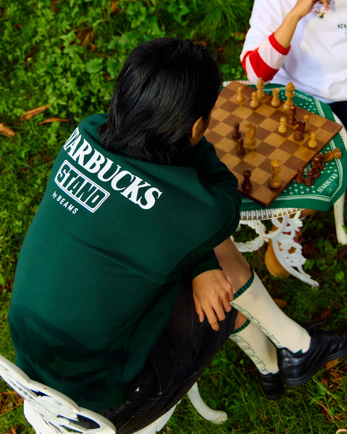 〈STARBUCKS STAND by BEAMS〉LOGO クルースウェットを着た男性