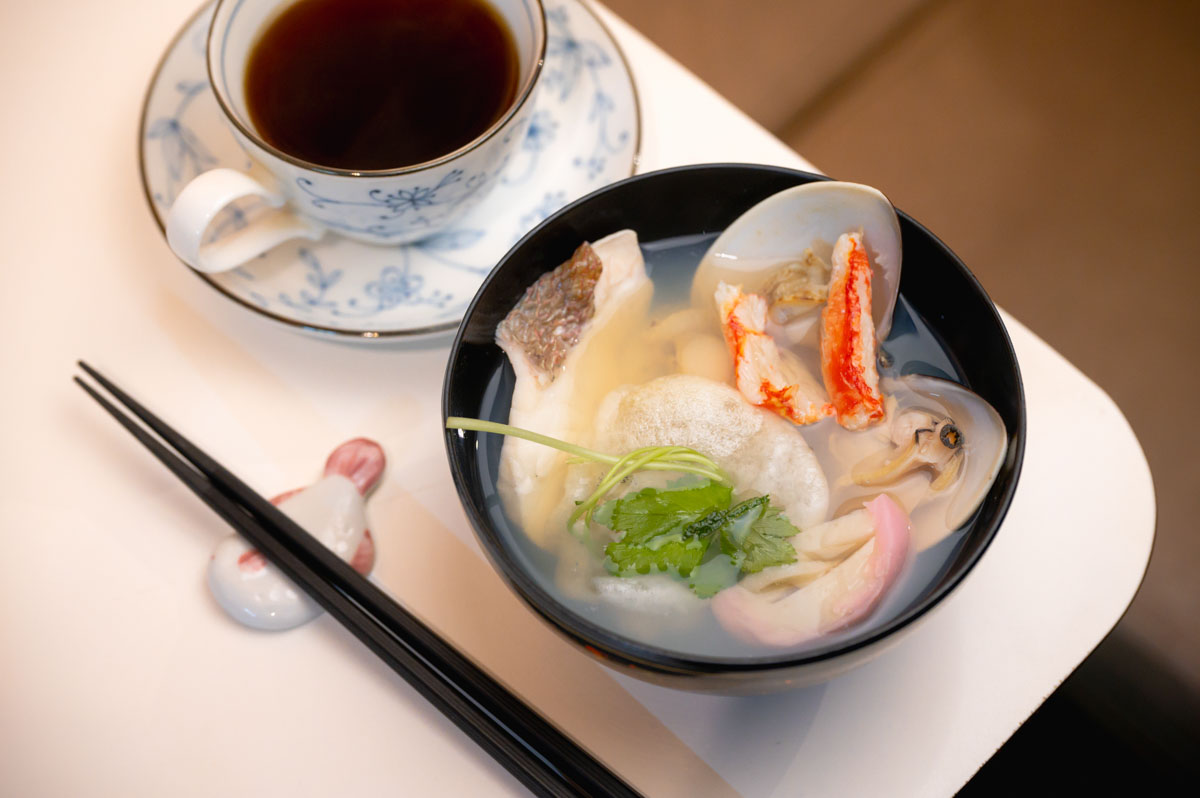 喫茶マコの海鮮雑煮とコーヒーのセット