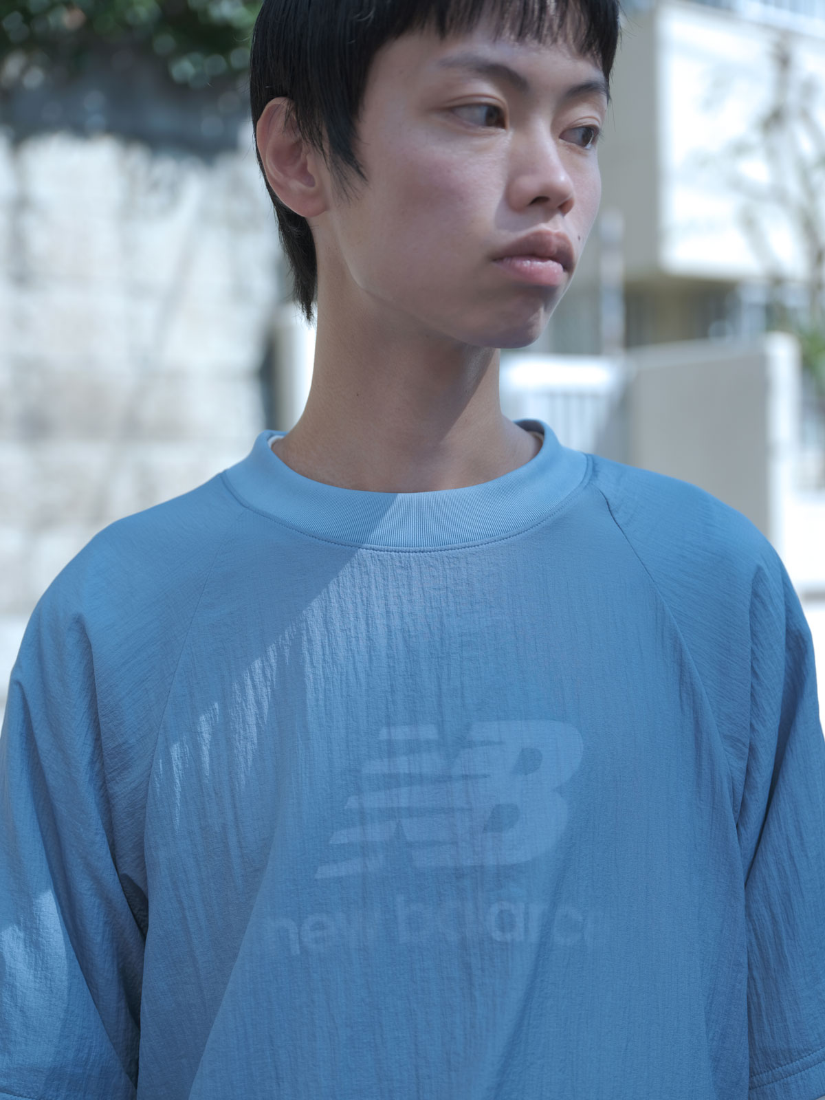 ニューバランス NB GreyのTシャツを着た男性モデル