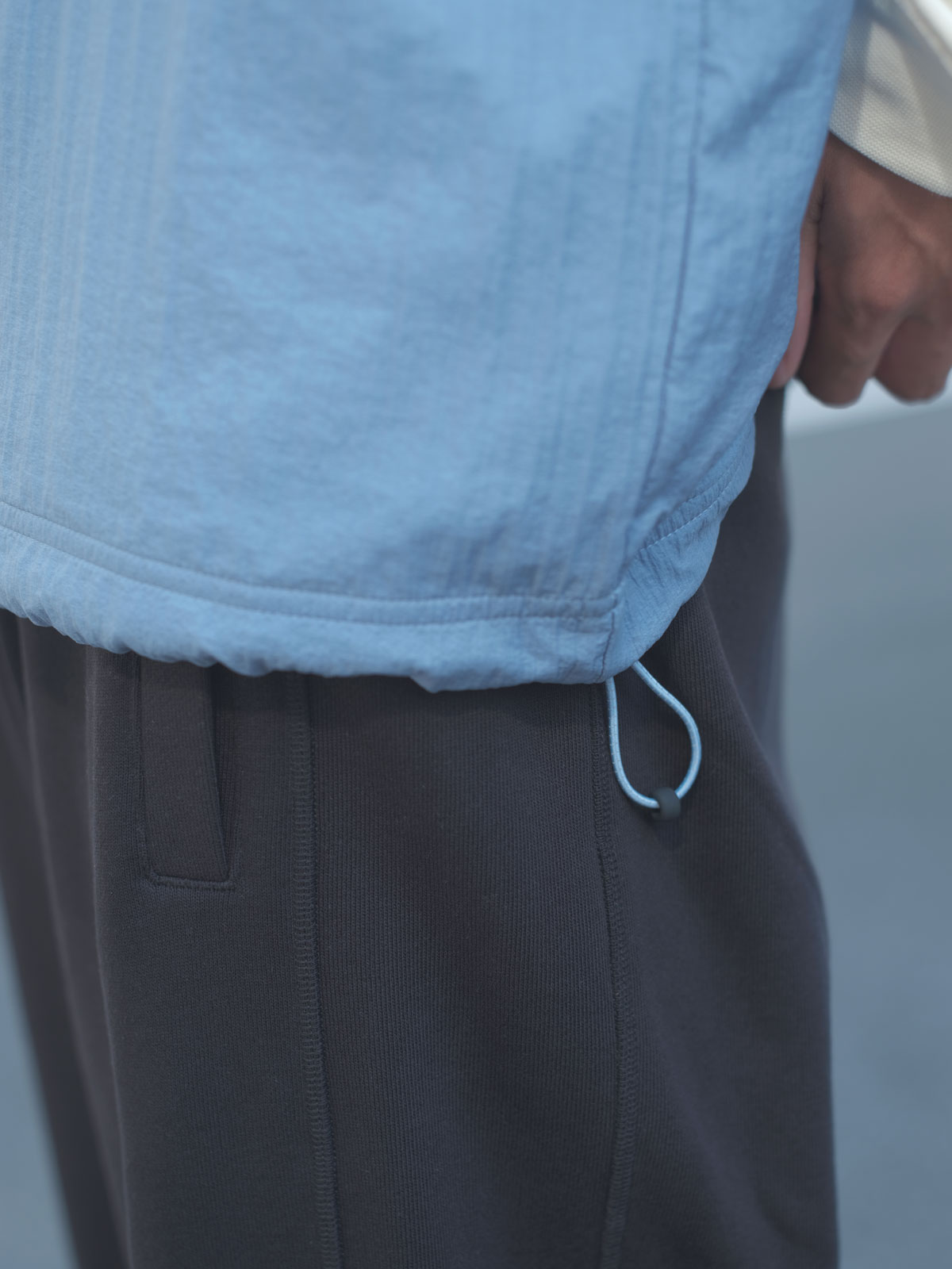 ニューバランス NB GreyのTシャツを着た男性モデル