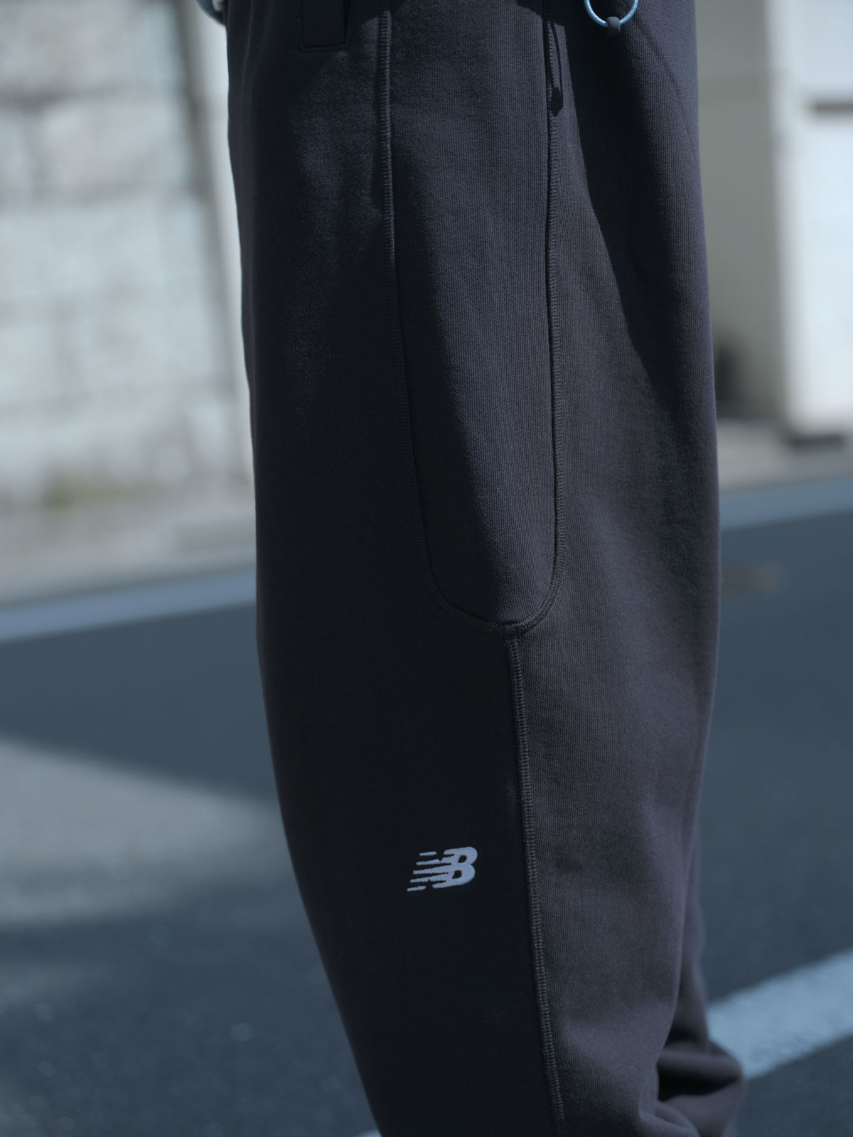 ニューバランス NB GreyのTシャツを着た男性モデル