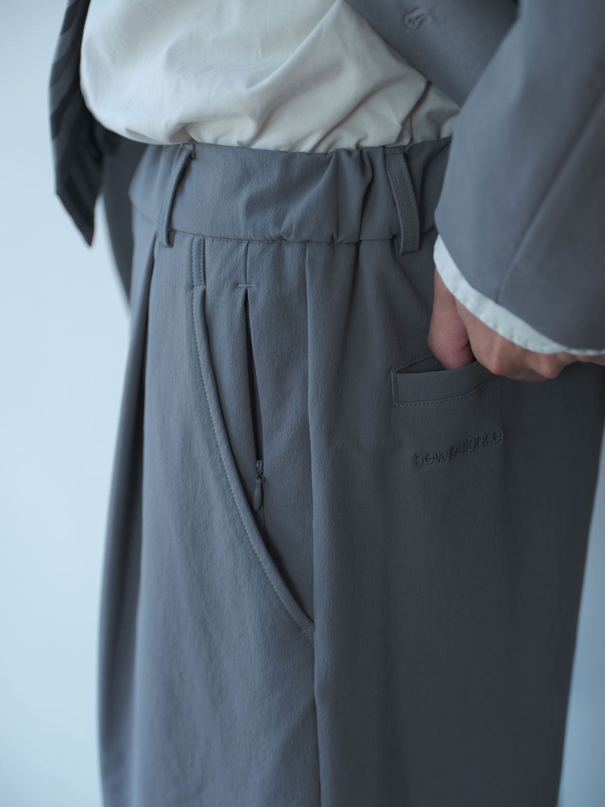 ニューバランス NB Greyのシングルジャケットを着た男性モデル