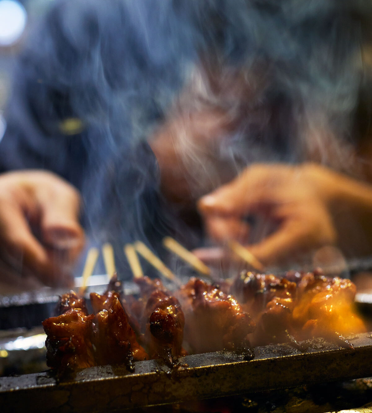 焼き鳥を焼く様子