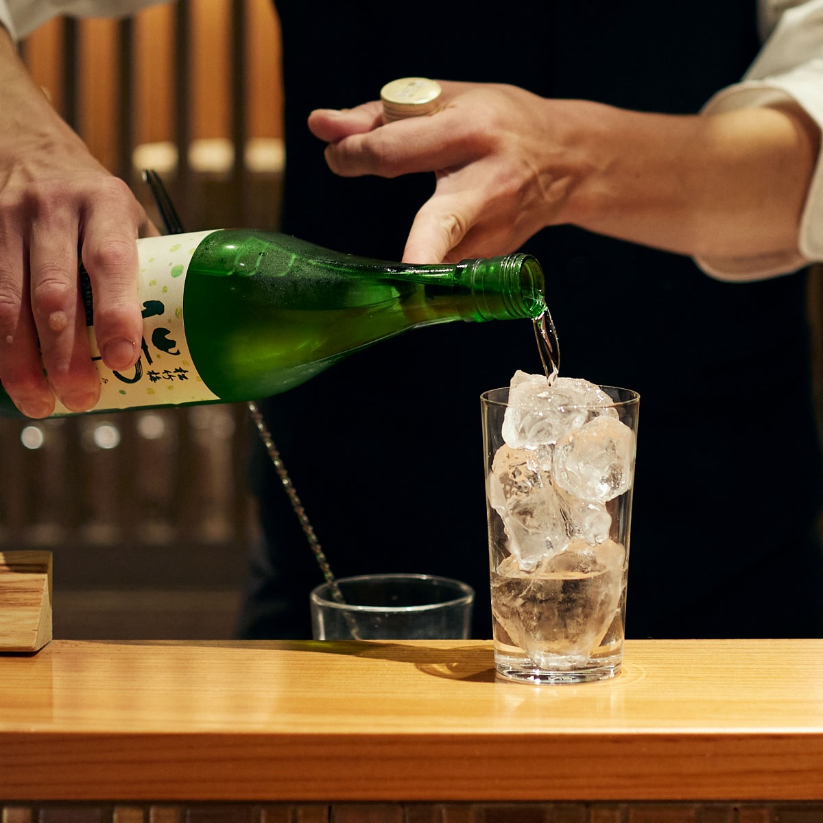 松竹梅「瑞音」Sake Sodaのつくり方を解説する様子