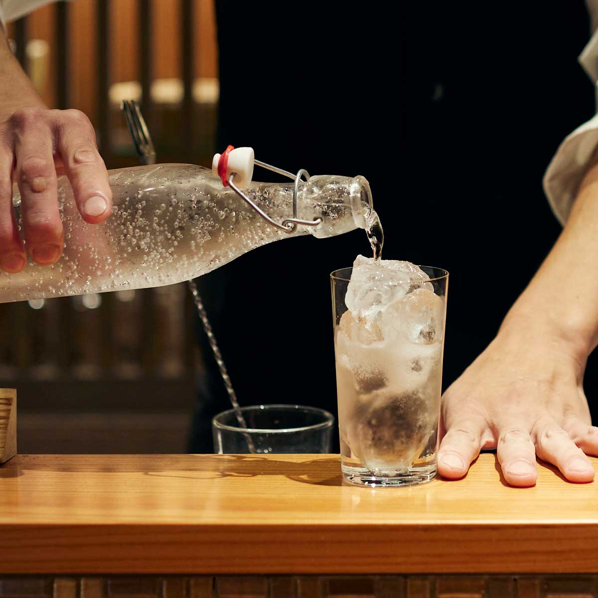 松竹梅「瑞音」Sake Sodaのつくり方を解説する様子