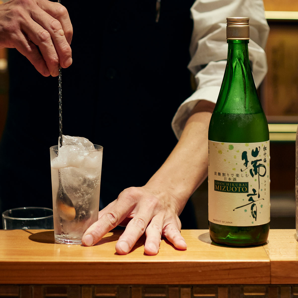 松竹梅「瑞音」Sake Sodaのつくり方を解説する様子