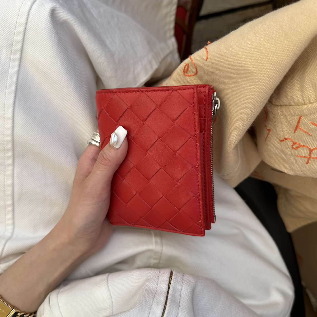 〈Bottega Veneta〉の赤い財布