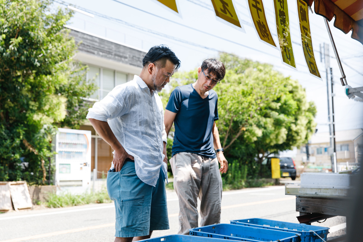 市場を見る鳥海智史さん