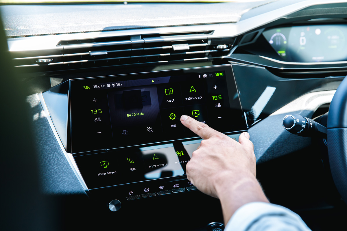 〈PEUGEOT 408 GT Hybrid〉の車内