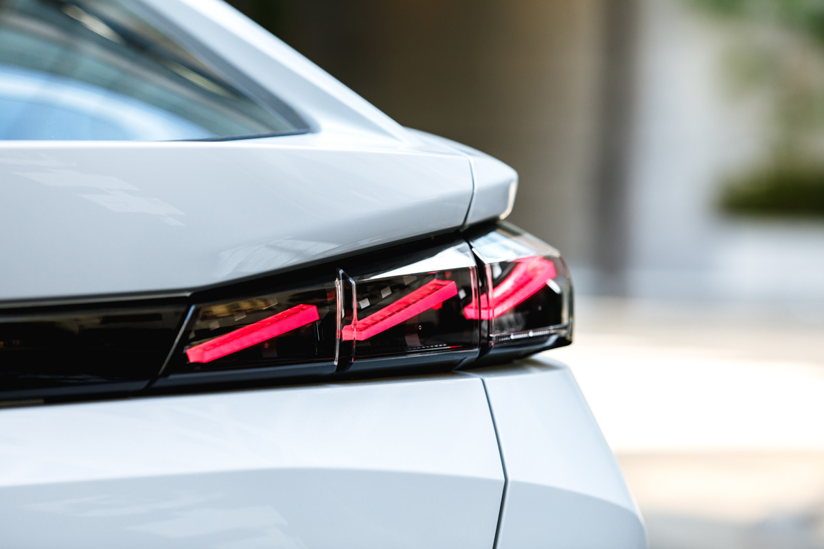 〈PEUGEOT 408 GT Hybrid〉