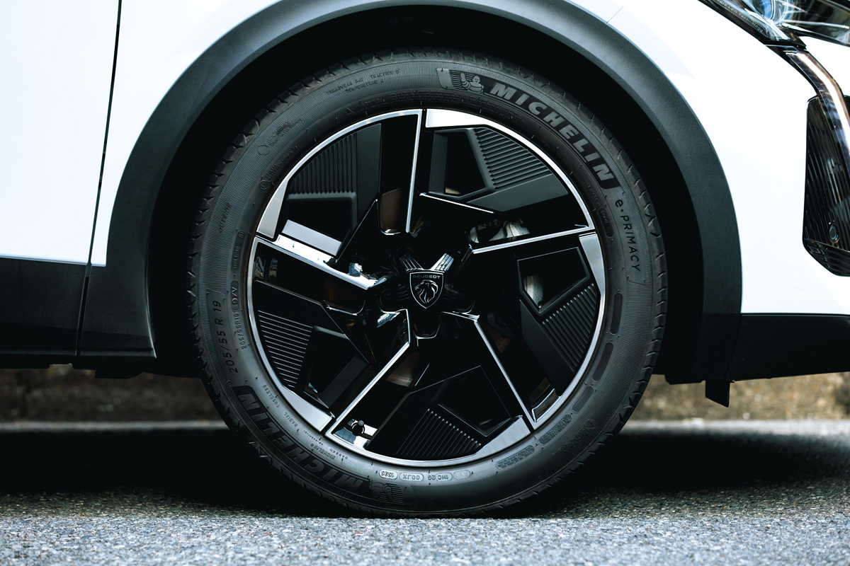 〈PEUGEOT 408 GT Hybrid〉のタイヤ