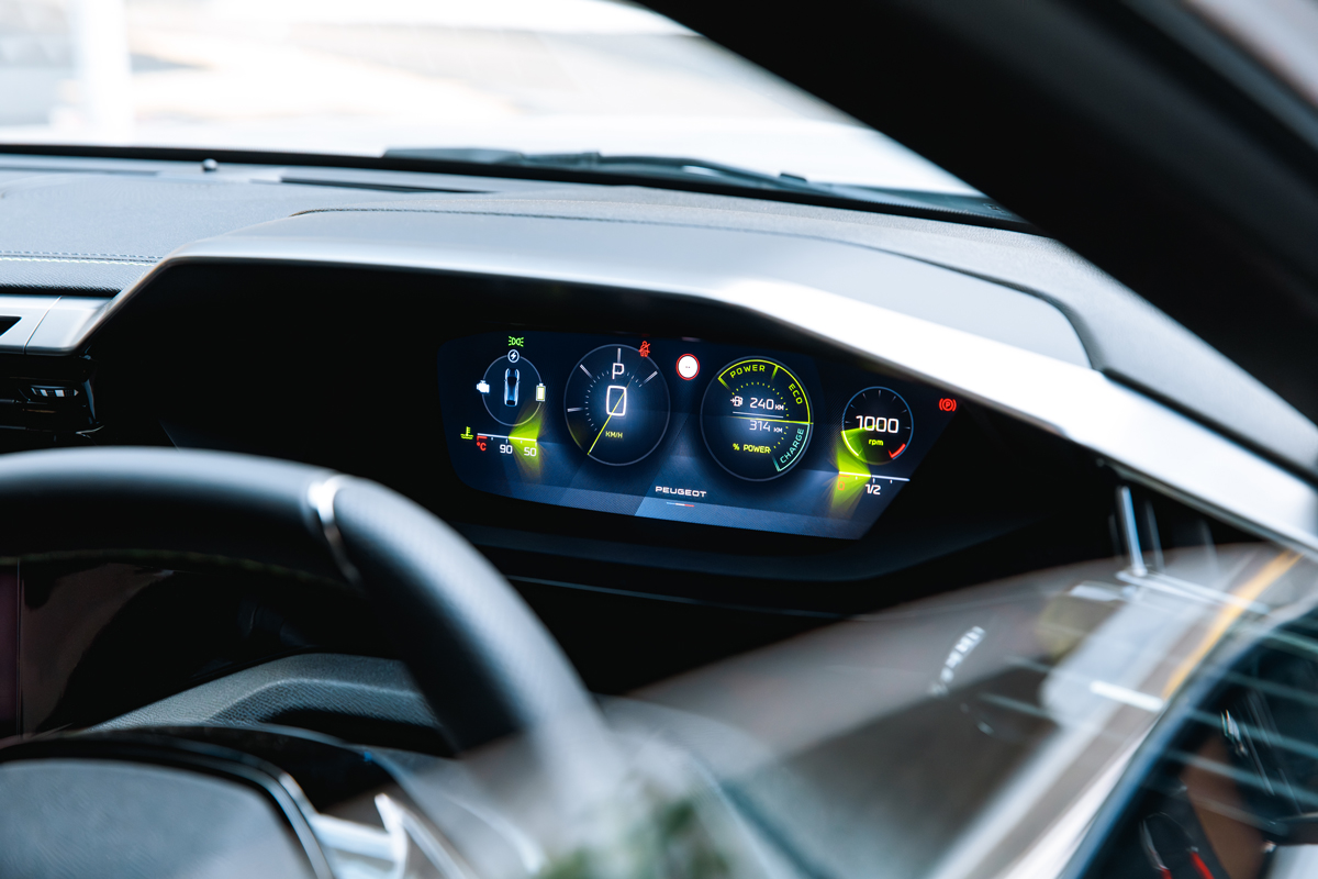 〈PEUGEOT 408 GT Hybrid〉の車内