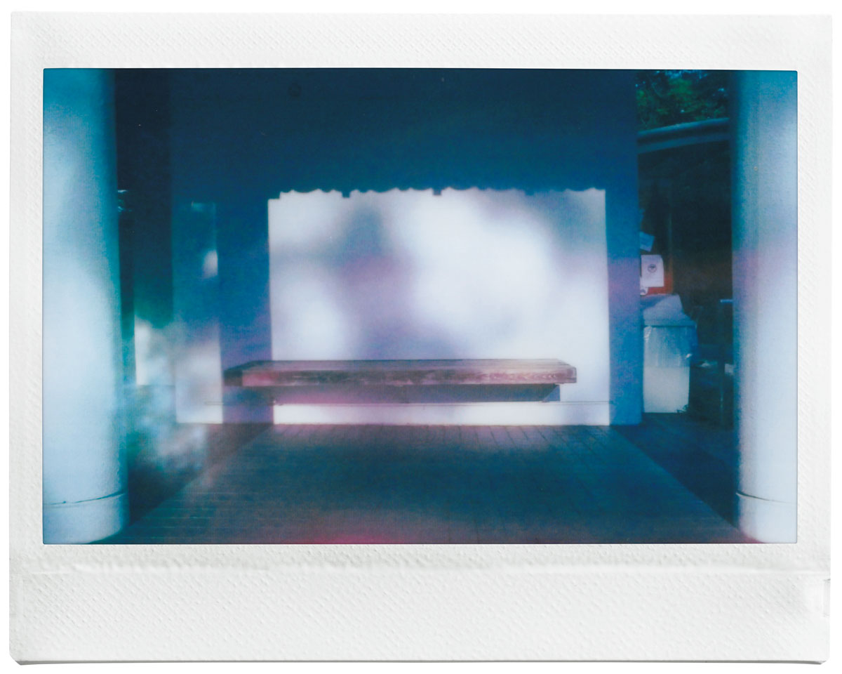 FUJIFILM instax WIDE Evo™で撮影をした白壁に設置されたベンチ