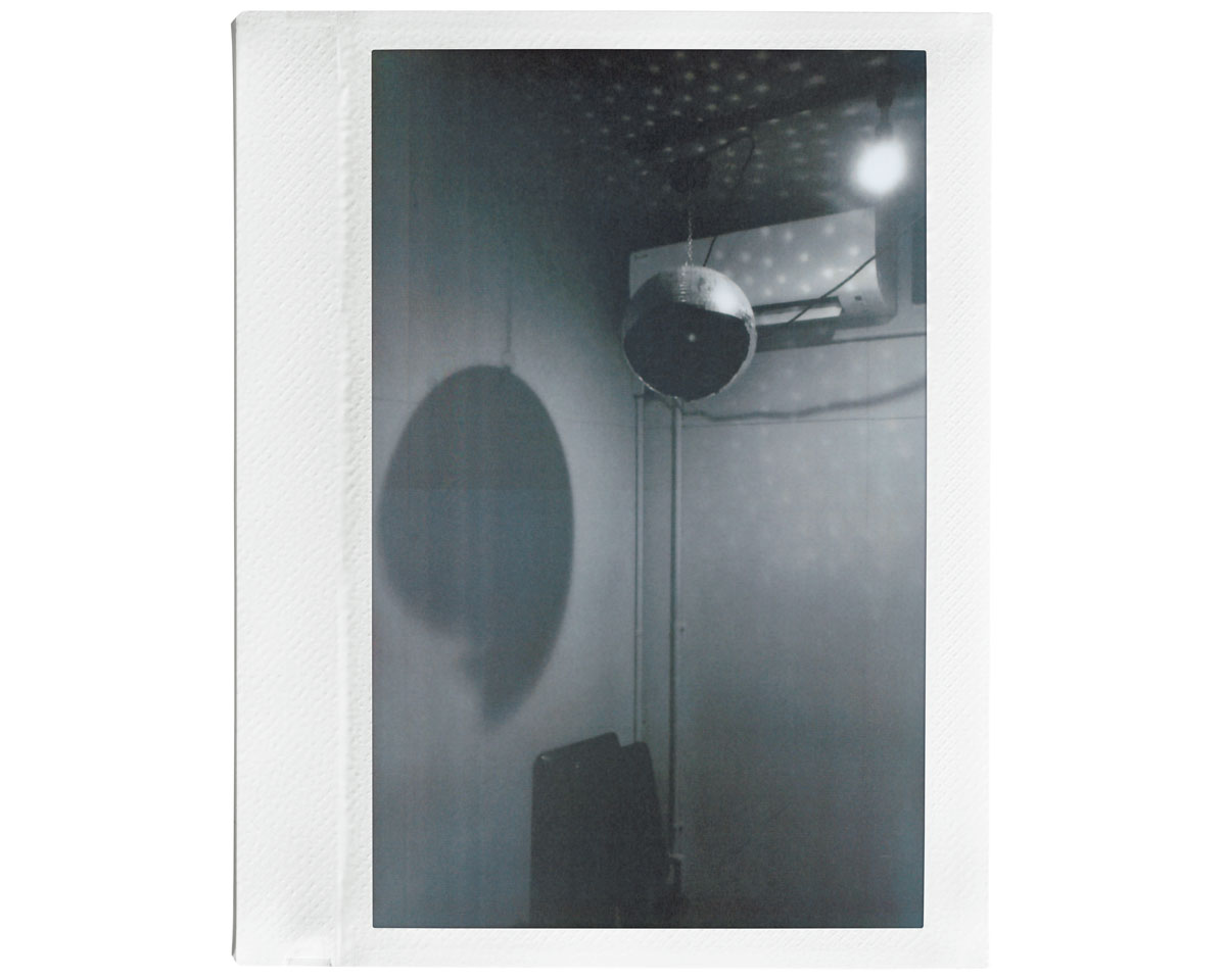 FUJIFILM instax WIDE Evo™で撮影をした割れたミラーボール