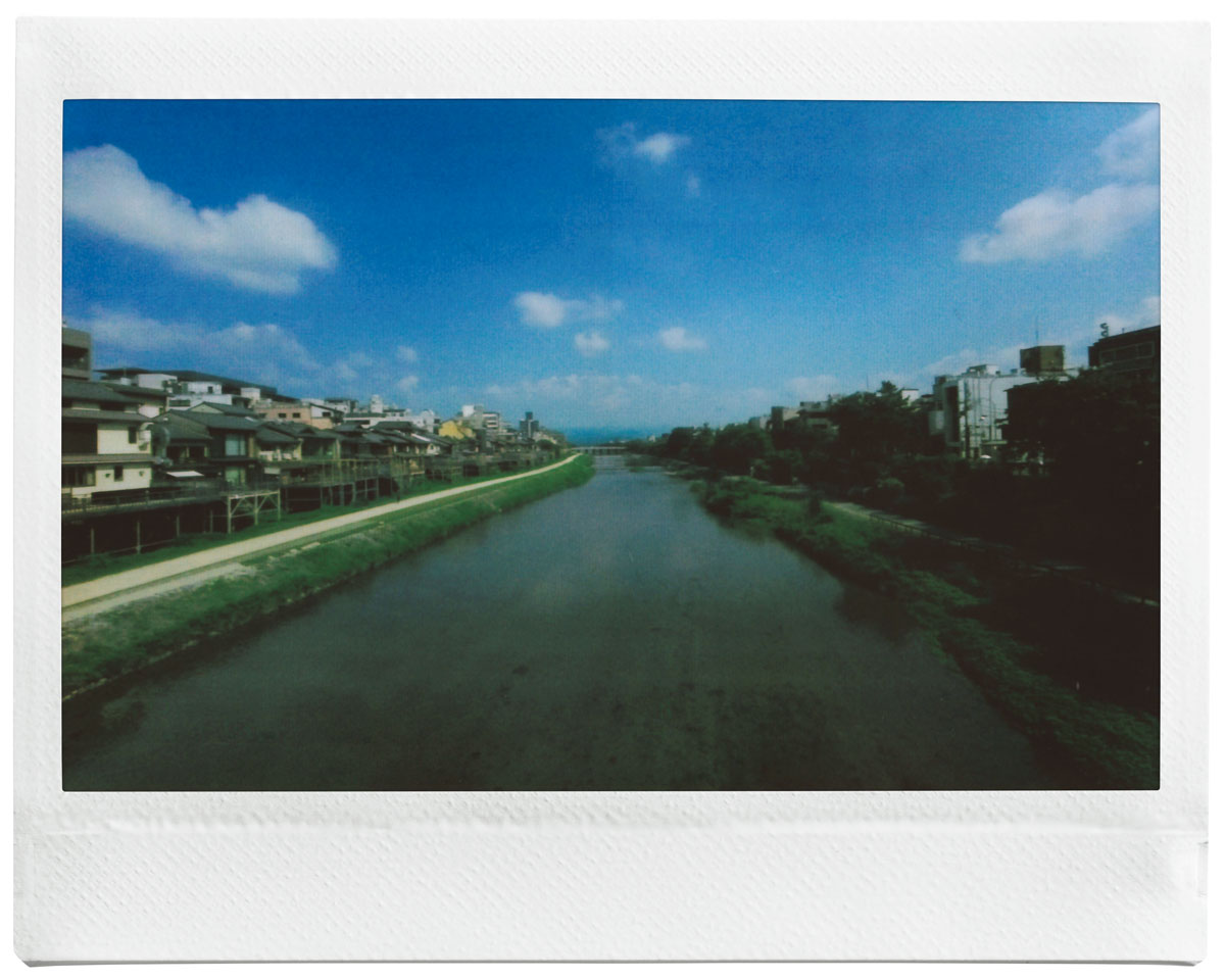 FUJIFILM instax WIDE Evo™で撮影をした鴨川の景色
