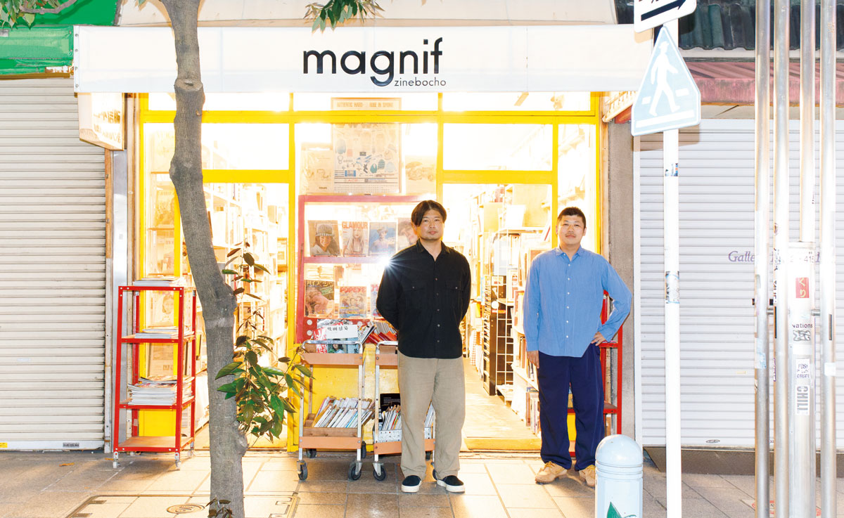 magnifの店前に立つ中武康法(左)、山下丸郎(右)