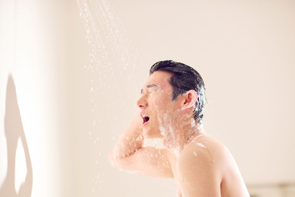 シャンプー中のロングコートダディ堂前透さん