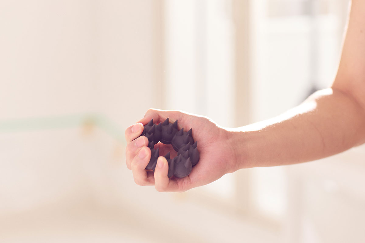 スカルプスパブラシを使うロングコートダディ堂前透