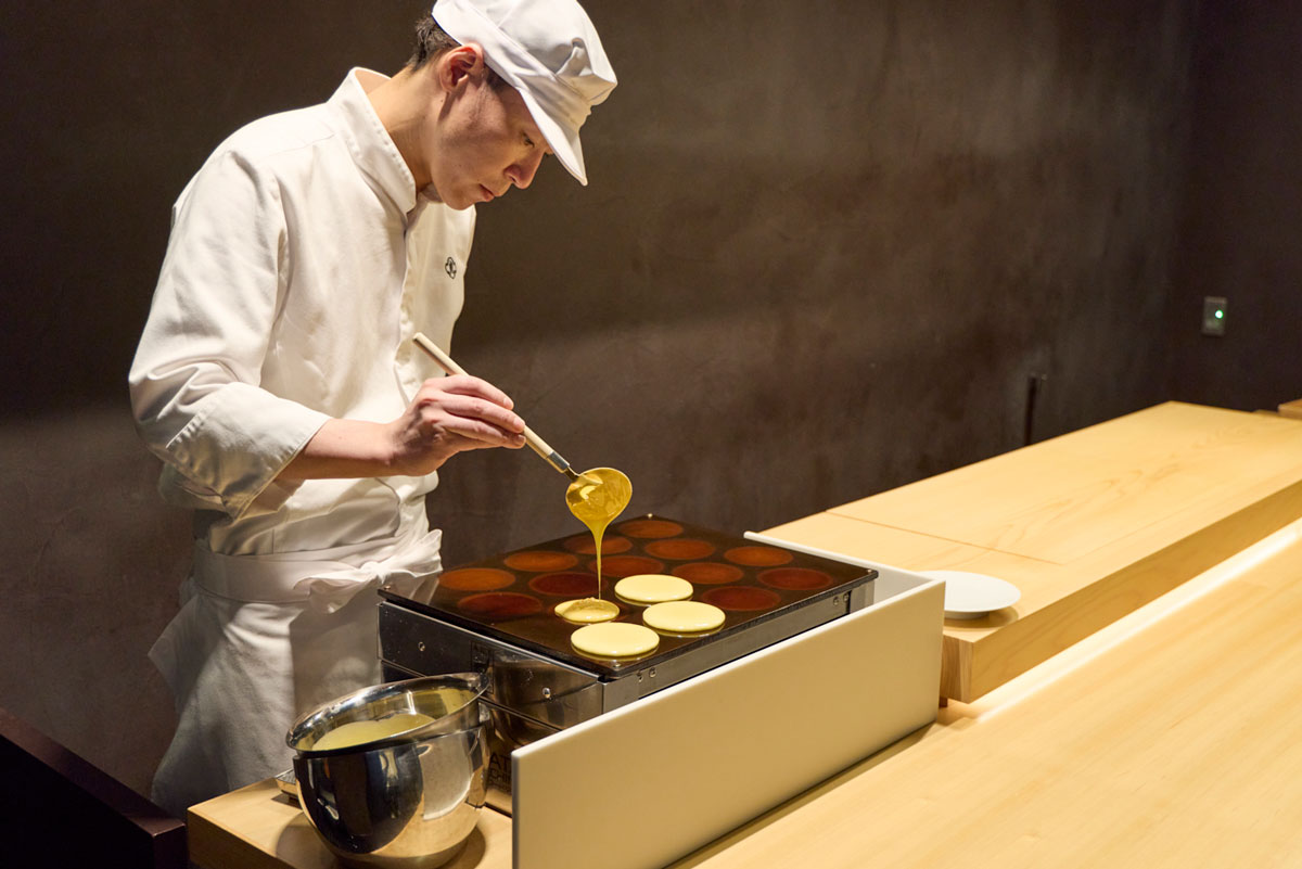 和菓子職人が焼きたて『夜半の月』の皮を焼く様子