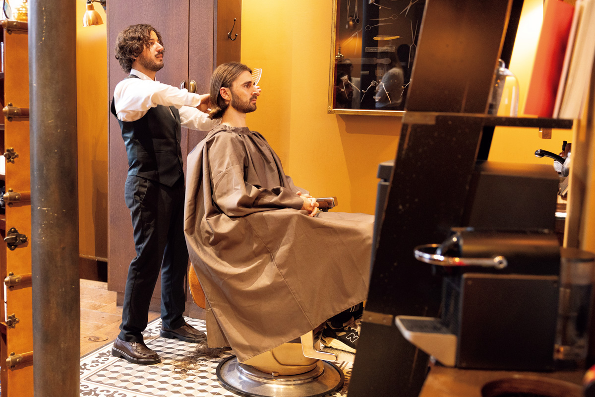 〈GENTLEMEN 1919〉で散髪する様子