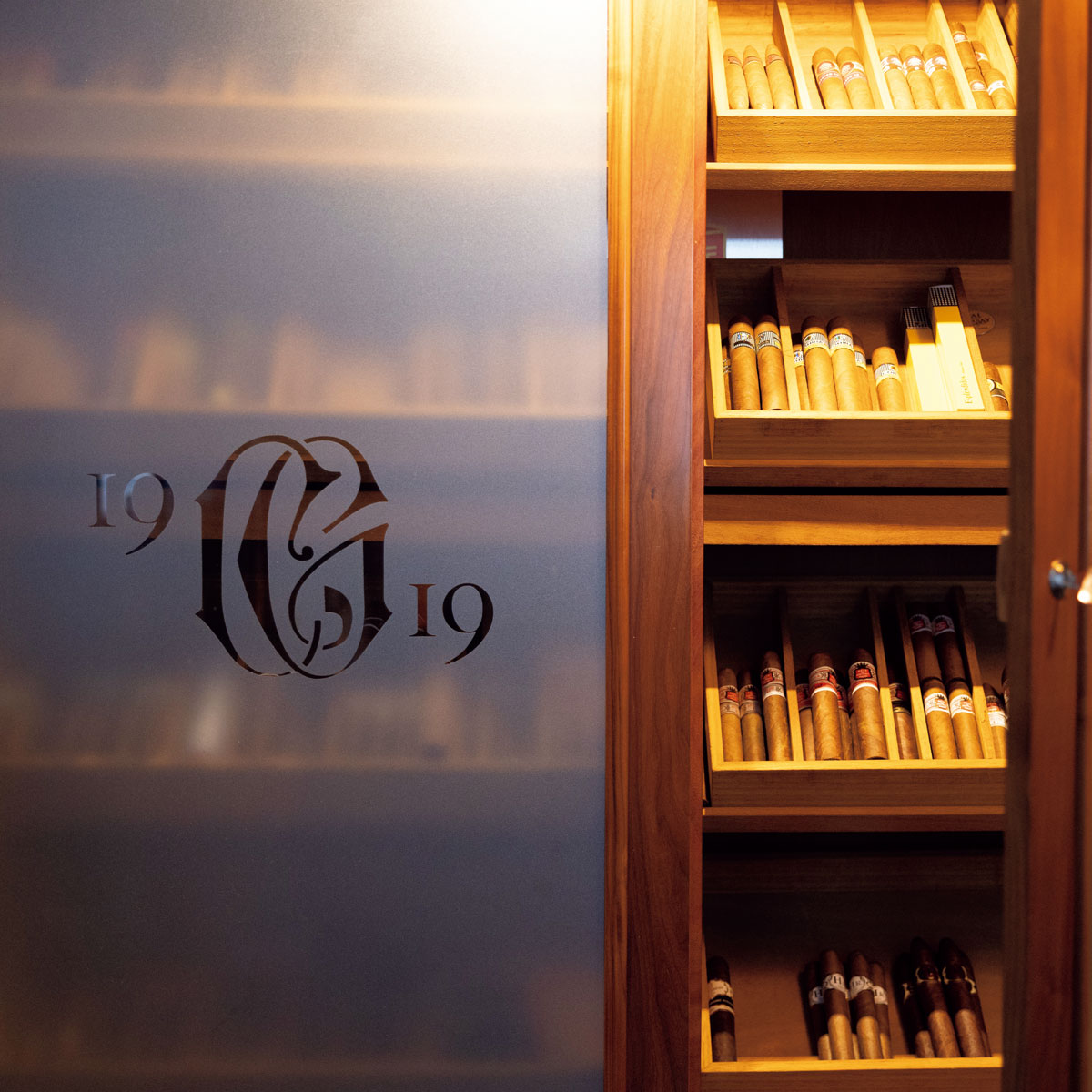 入り口付近にあるシガー棚