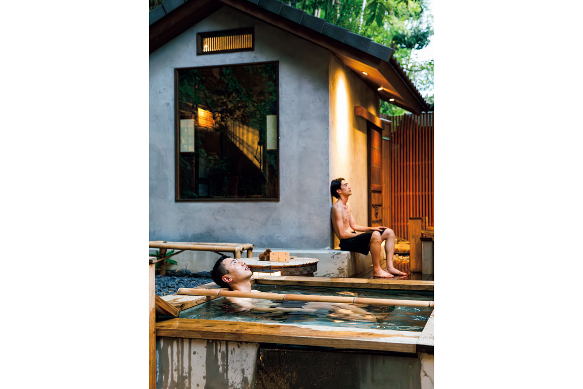 露天風呂に入っている男性と外気浴をする男性