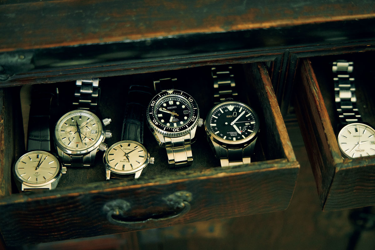 李朝箪笥に並ぶ時計