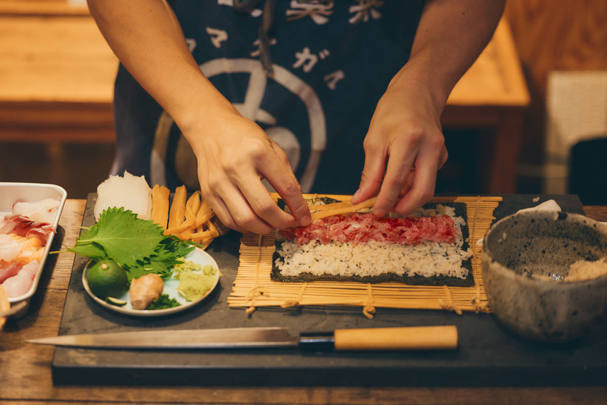 トロたく巻きを作る様子