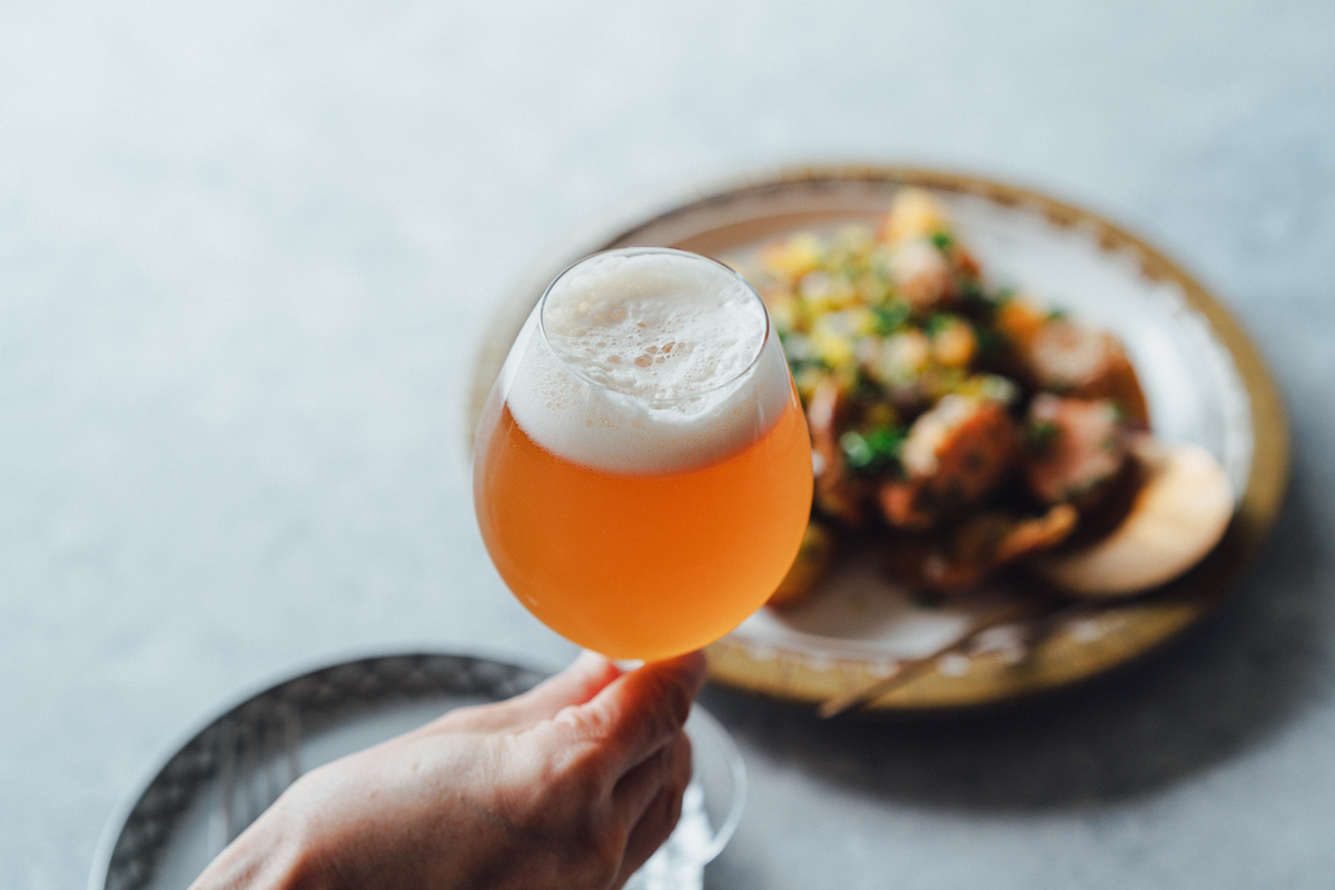 サーモンとポテトのフライドサラダとクラフトビール