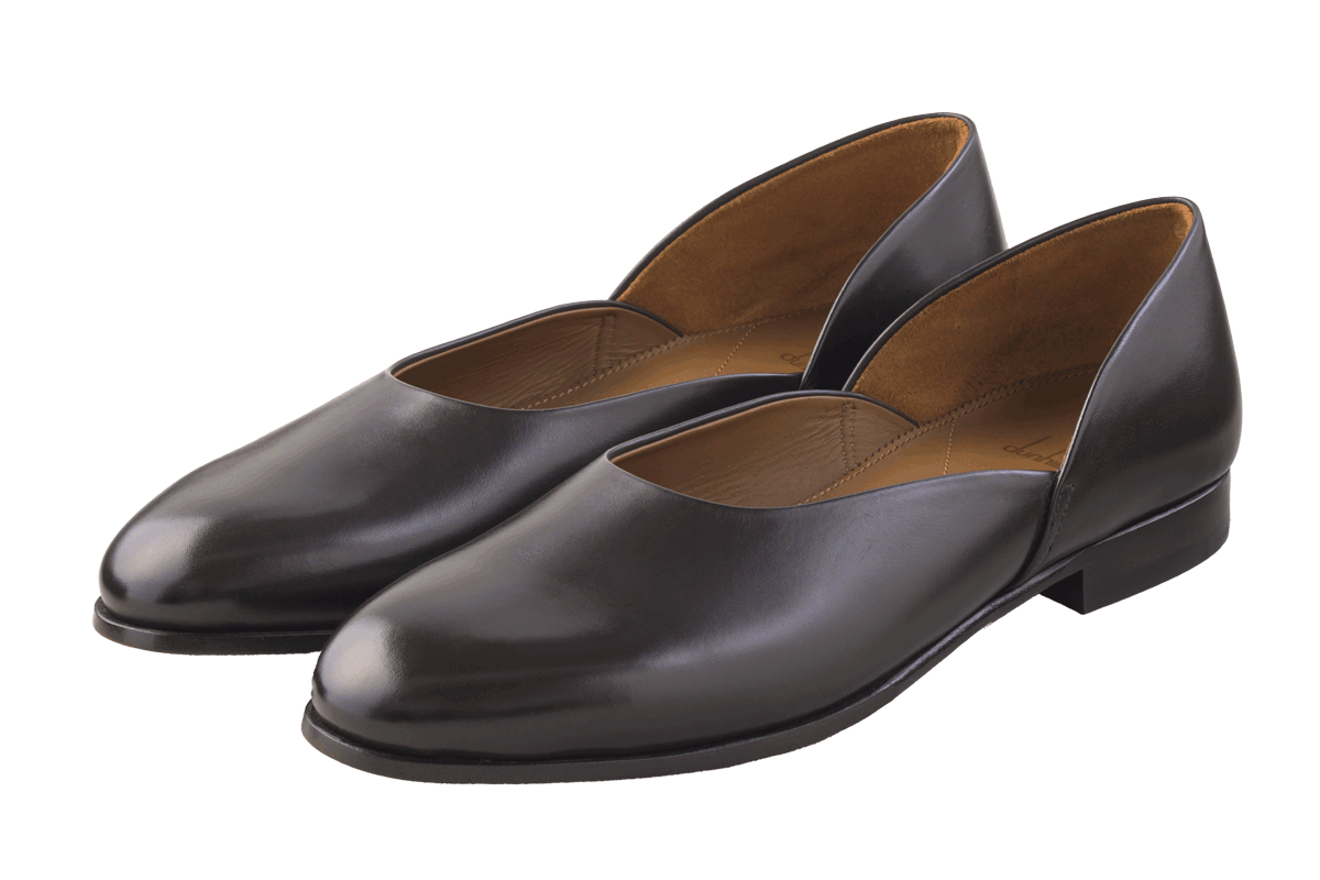 〈ダンヒル〉のパンプス