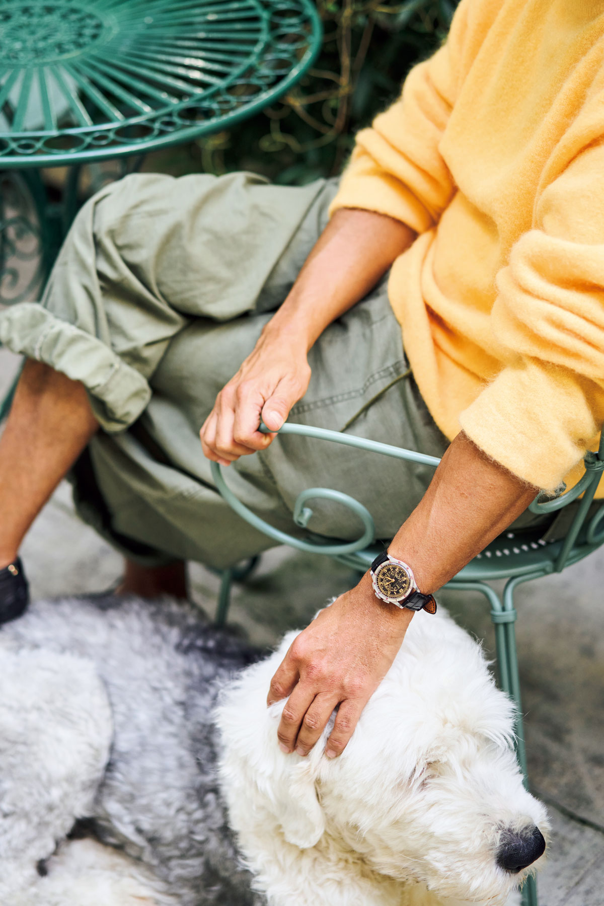 〈ルクルト〉の時計をつけ犬を撫でるラムダン・トゥアミ
