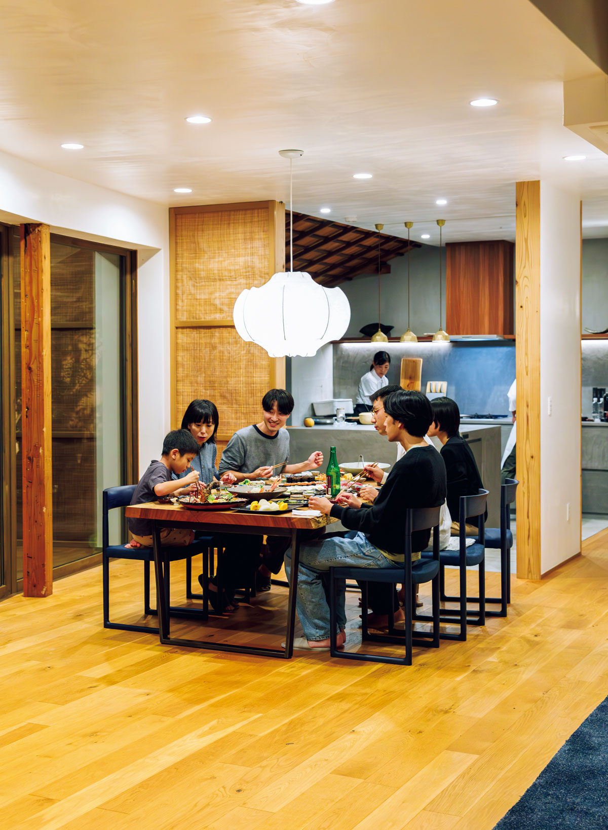 ダイニングで夕食を囲む人々