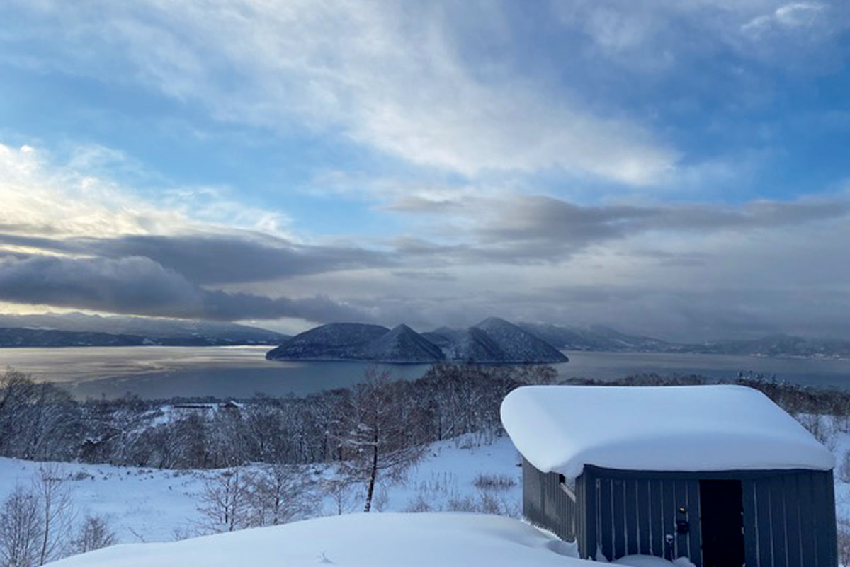 洞爺湖と周囲の山々