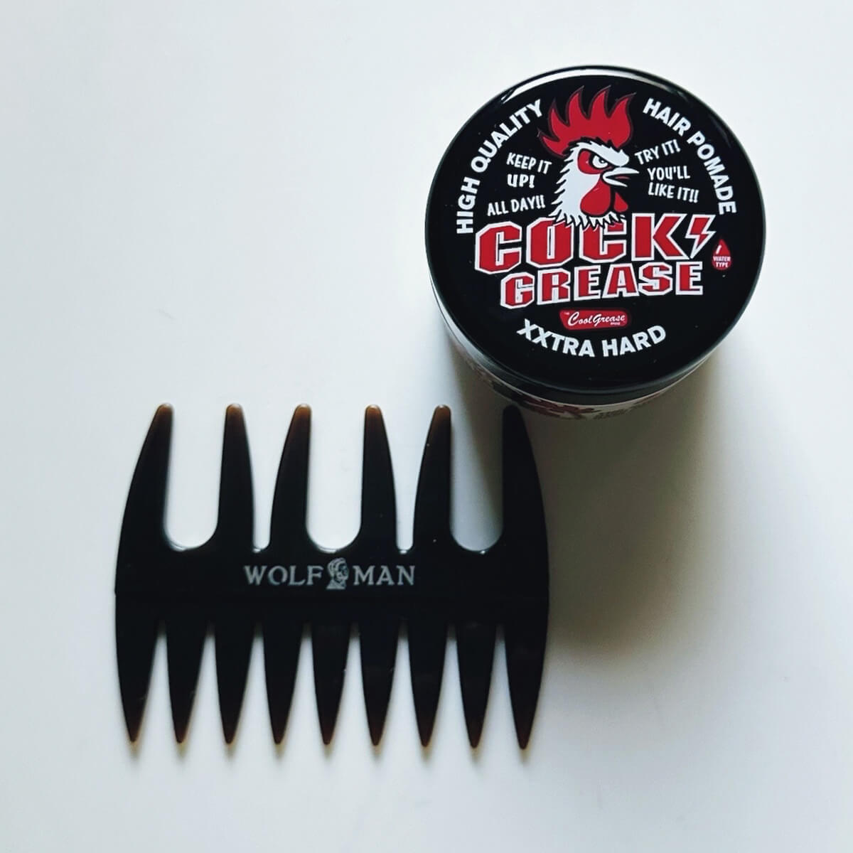 〈阪本高生堂〉の「クックグリース XXX」、〈ウルフマンバーバー〉ヘアコーム