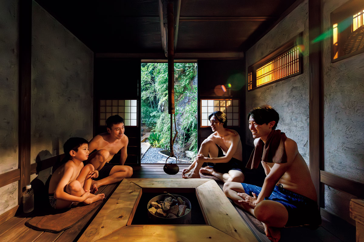 囲炉裏サウナを囲む人々