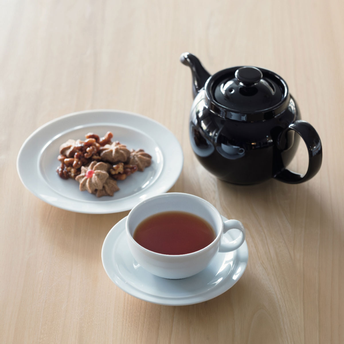 『マーガレット・ハウエル ショップ & カフェ ニュウマン高輪』の紅茶とクッキー